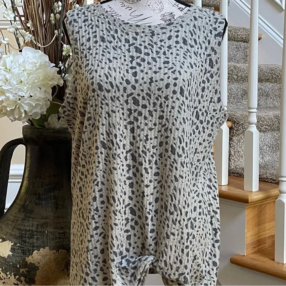 MIHOLL Leopard Print Sleeveless Top with Knotted‎ Bottom Detail